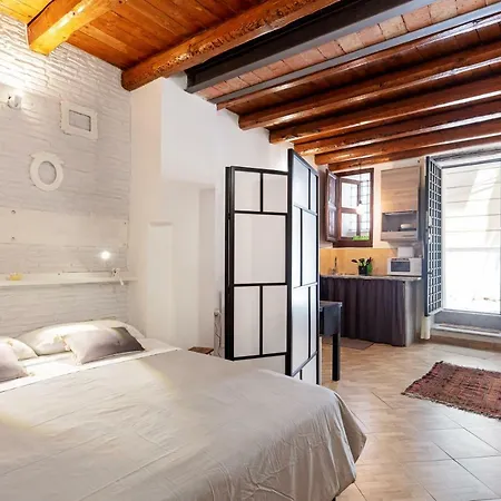Апартаменты Lovely Studio Near The Cathedral Палермо